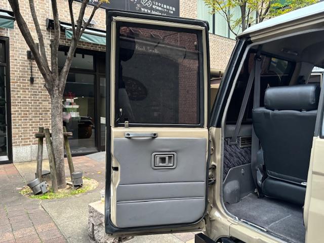 ランドクルーザープラド SXワイド サンドベージュXホワイト ナロー5ナンバー8人乗り ナルディーステア リフトアップ 70メッキバンパー 社外オーディオ ETC ドライブレコーダー バックカメラ 黒革調シートカバー ジオランダーAT(41枚目)