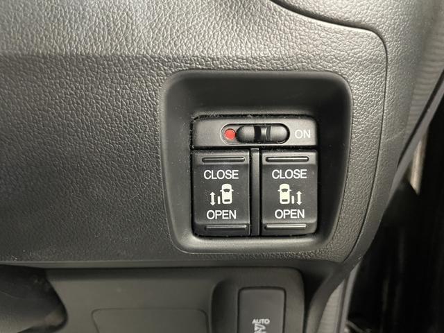 Ｎ－ＢＯＸカスタム Ｇ　ＳＳブラックスタイルパッケージ　ＥＴＣ　バックカメラ　両側電動スライドドア　ナビ　ＴＶ　衝突被害軽減システム　オートライト　ＨＩＤ　スマートキー　アイドリングストップ　電動格納ミラー　シートヒーター　ベンチシート　ＣＶＴ（17枚目）