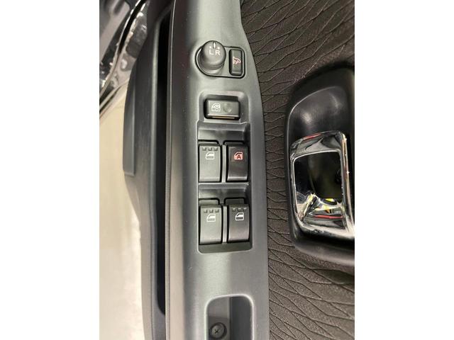 パワーウィンドウのスイッチですよ。運転席に居ながら窓を開け閉めのコントロールできますよ。