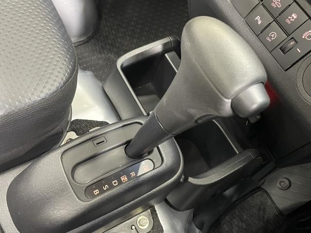 必ず使用するシフトレバー。確りと確認したいですね。