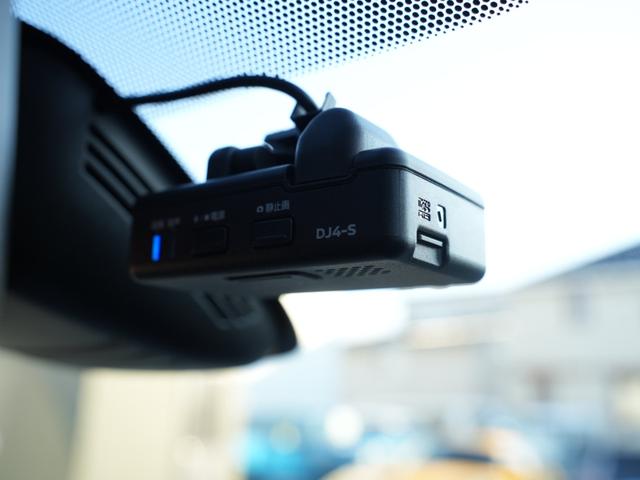 �����X�ł́A���q�l�ɂ����K�ȃJ�[���C�t�����͂����邽�߂ɁA�e��I�v�V�������j���[�����p�ӂ��Ă���܂��B�z�C�[���E�h���E���[�_�E���E���t�g�A�b�v���̒ǉ��J�X�^�}�C�Y�������Ă���܂��B