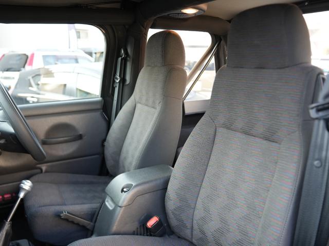 ジープ・ラングラー スポーツ 6速MT/リフトアップ/社外16インチAW/Bfgoodrichタイヤ/社外フロント・リアバンパー/社外オーバーフェンダー(56枚目)