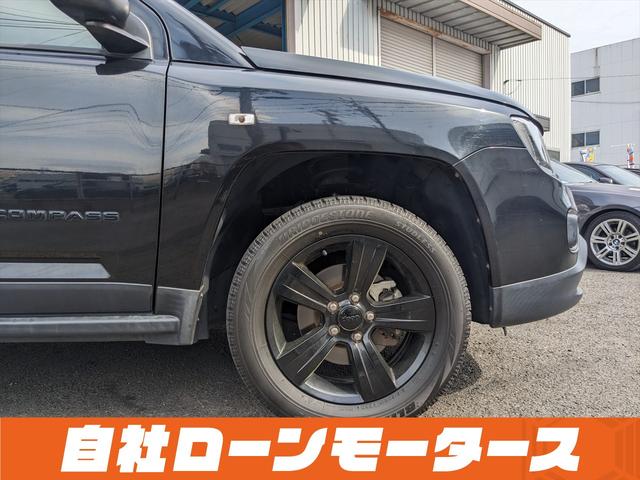 ジープ・コンパス アルティテュード　スポーツ　社外ナビ　フルセグＴＶ　ＤＶＤ　ＣＤ　バックサイドカメラ　クルーズコントロール　ヘッドライトレベライザー　フォグランプ　ルーフレール　ドアミラーヒーター　純正１７インチアルミホイール　キーレスキー（34枚目）