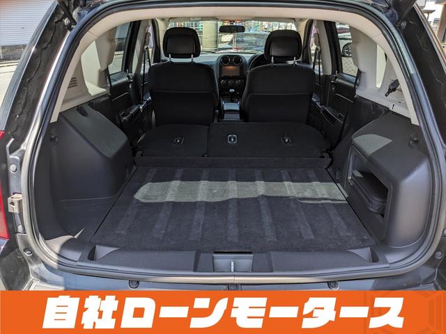 ジープ・コンパス アルティテュード　スポーツ　社外ナビ　フルセグＴＶ　ＤＶＤ　ＣＤ　バックサイドカメラ　クルーズコントロール　ヘッドライトレベライザー　フォグランプ　ルーフレール　ドアミラーヒーター　純正１７インチアルミホイール　キーレスキー（56枚目）