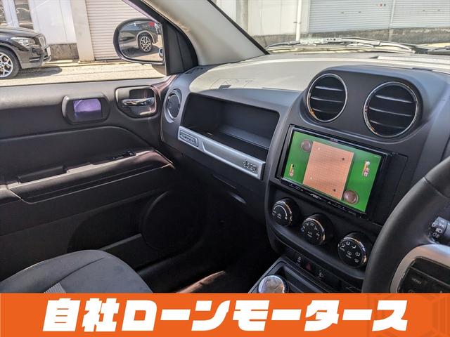 ジープ・コンパス アルティテュード　スポーツ　社外ナビ　フルセグＴＶ　ＤＶＤ　ＣＤ　バックサイドカメラ　クルーズコントロール　ヘッドライトレベライザー　フォグランプ　ルーフレール　ドアミラーヒーター　純正１７インチアルミホイール　キーレスキー（78枚目）