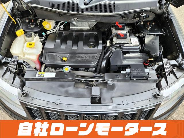 ジープ・コンパス アルティテュード　スポーツ　社外ナビ　フルセグＴＶ　ＤＶＤ　ＣＤ　バックサイドカメラ　クルーズコントロール　ヘッドライトレベライザー　フォグランプ　ルーフレール　ドアミラーヒーター　純正１７インチアルミホイール　キーレスキー（80枚目）