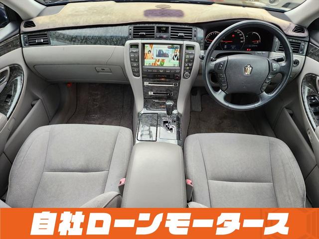 クラウン ロイヤルサルーン　ダークブルーマイカ　ナビ　フルセグ　ＭＳＶ　バックカメラ　クルーズコントロール　オートＨＩＤヘッドライト　フォグランプ　パワーシート　ステアリングリモコン　１６インチＡＷ　電動格納式ミラー（9枚目）