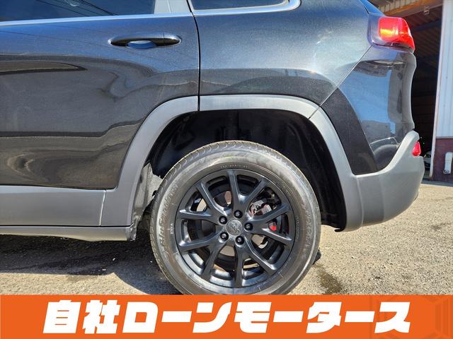 ジープ・チェロキー ロンジチュード　ブリリアントブラッククリスタルパール　ヒルスタートアシスト　ナビ　フルセグ　Ｂｌｕｅｔｏｏｔｈ　ＳＤ　ＬＥＤフォグランプ　リアフォグランプ　クルーズコントロール　パドルシフト　革巻きステアリング（42枚目）