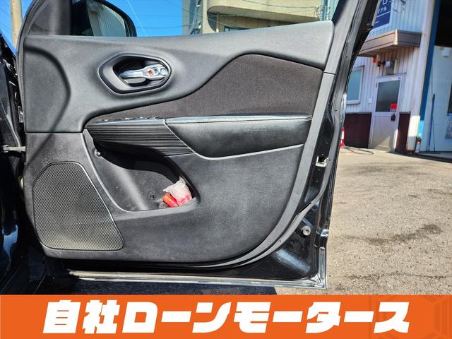ジープ・チェロキー ロンジチュード　ブリリアントブラッククリスタルパール　ヒルスタートアシスト　ナビ　フルセグ　Ｂｌｕｅｔｏｏｔｈ　ＳＤ　ＬＥＤフォグランプ　リアフォグランプ　クルーズコントロール　パドルシフト　革巻きステアリング（48枚目）