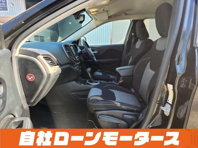 ジープ・チェロキー ロンジチュード　ブリリアントブラッククリスタルパール　ヒルスタートアシスト　ナビ　フルセグ　Ｂｌｕｅｔｏｏｔｈ　ＳＤ　ＬＥＤフォグランプ　リアフォグランプ　クルーズコントロール　パドルシフト　革巻きステアリング（52枚目）