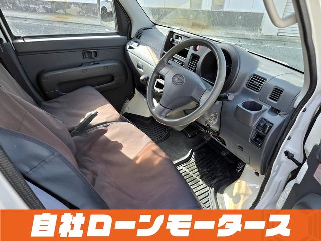 ハイゼットカーゴ ＤＸ　オフホワイト　５速ミッション　マッドブラックルーフ塗装　ハイルーフ　ダブルエアバッグ　エアコン　パワステ　パワーウィンドウ　両側スライドドア　キーレスエントリー　フロアマット　ドアバイザー（10枚目）