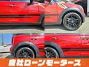 クーパー　クロスオーバー　ピュアレッド　ナビ　フルセグ　Ｂｌｕｅｔｏｏｔｈ　ＤＶＤ　ＭＳＶ　バックカメラ　１７インチＡＷ　フォグランプ　リアフォグランプ　ルーフレール　電動格納式ミラー　革巻きステアリング　横滑り防止（23枚目）