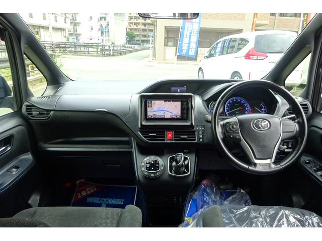 ヴォクシー ハイブリッドＶ　ＳＤナビ　地デジ　Ｂカメラ　１１型後席モニター　Ｂｌｕｅｔｏｏｔｈ　衝突被害軽減　車線逸脱防止　クルーズコントロール　シートヒーター　７人乗りウォークスルー　ＡＷ　両側自動ドア　全国対応２年保証（6枚目）