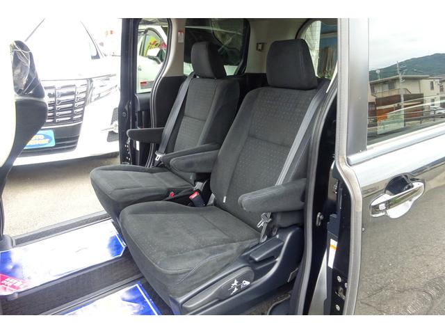 ヴォクシー ハイブリッドＶ　ＳＤナビ　地デジ　Ｂカメラ　１１型後席モニター　Ｂｌｕｅｔｏｏｔｈ　衝突被害軽減　車線逸脱防止　クルーズコントロール　シートヒーター　７人乗りウォークスルー　ＡＷ　両側自動ドア　全国対応２年保証（8枚目）