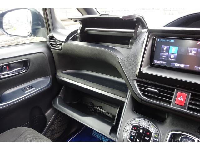 ヴォクシー ハイブリッドＶ　ＳＤナビ　地デジ　Ｂカメラ　１１型後席モニター　Ｂｌｕｅｔｏｏｔｈ　衝突被害軽減　車線逸脱防止　クルーズコントロール　シートヒーター　７人乗りウォークスルー　ＡＷ　両側自動ドア　全国対応２年保証（33枚目）