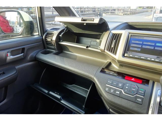 ステップワゴン Ｇ　インターナビＥセレクション　ＨＤＤインターナビ　地デジ　Ｂカメラ　後席モニター　クルーズコントロール　アイドリングストップ　ＵＳＢポート　純正カーテン　８人乗り　両側自動ドア　全国対応２年保証（28枚目）