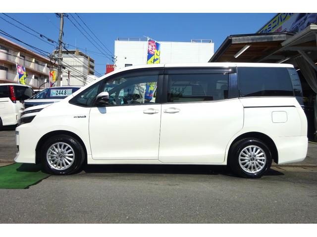 ヴォクシー ハイブリッドＶ　９型ＳＤナビ　地デジ　Ｂカメラ　１１型後席モニター　Ｂｌｕｅｔｏｏｔｈ　クルーズコントロール　シートヒーター　７人乗りウォークスルー　ＬＥＤライト　置くだけ充電　ＡＷ　両側自動ドア　全国対応２年保証（3枚目）