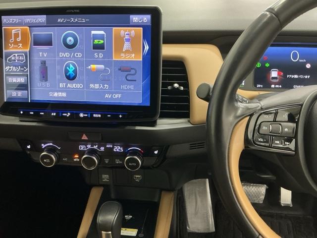 フィット ｅ：ＨＥＶリュクス　ナビ　Ｒカメラ　ブルートゥース　フルセグ　誤発進抑制機能　本革シート　リアカメラ　ＥＴＣ付　ＬＥＤ　シートヒーター　クルーズコントロール　セキュリティアラーム　ＤＶＤ　ＶＳＡ　サイドエアバッグ　ＡＢＳ（3枚目）