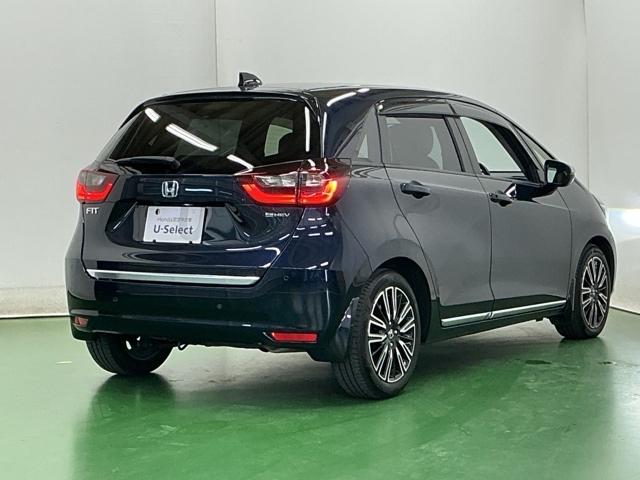 フィット ｅ：ＨＥＶリュクス　ナビ　Ｒカメラ　ブルートゥース　フルセグ　誤発進抑制機能　本革シート　リアカメラ　ＥＴＣ付　ＬＥＤ　シートヒーター　クルーズコントロール　セキュリティアラーム　ＤＶＤ　ＶＳＡ　サイドエアバッグ　ＡＢＳ（8枚目）