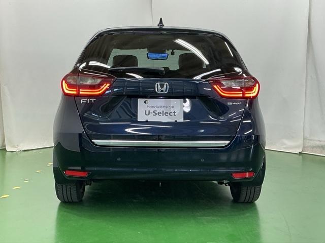 フィット ｅ：ＨＥＶリュクス　ナビ　Ｒカメラ　ブルートゥース　フルセグ　誤発進抑制機能　本革シート　リアカメラ　ＥＴＣ付　ＬＥＤ　シートヒーター　クルーズコントロール　セキュリティアラーム　ＤＶＤ　ＶＳＡ　サイドエアバッグ　ＡＢＳ（9枚目）