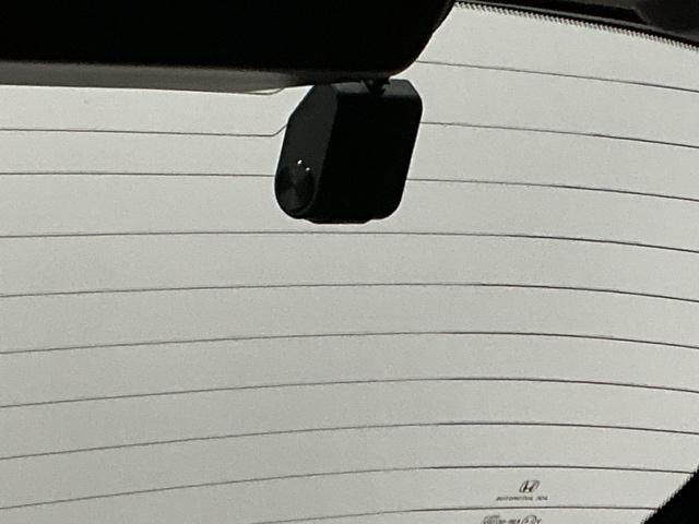 フィット ｅ：ＨＥＶリュクス　ナビ　Ｒカメラ　ブルートゥース　フルセグ　誤発進抑制機能　本革シート　リアカメラ　ＥＴＣ付　ＬＥＤ　シートヒーター　クルーズコントロール　セキュリティアラーム　ＤＶＤ　ＶＳＡ　サイドエアバッグ　ＡＢＳ（14枚目）