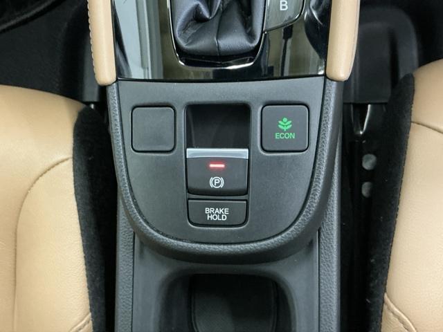 フィット ｅ：ＨＥＶリュクス　ナビ　Ｒカメラ　ブルートゥース　フルセグ　誤発進抑制機能　本革シート　リアカメラ　ＥＴＣ付　ＬＥＤ　シートヒーター　クルーズコントロール　セキュリティアラーム　ＤＶＤ　ＶＳＡ　サイドエアバッグ　ＡＢＳ（18枚目）