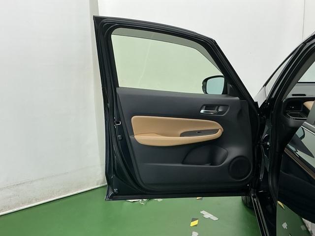 フィット ｅ：ＨＥＶリュクス　ナビ　Ｒカメラ　ブルートゥース　フルセグ　誤発進抑制機能　本革シート　リアカメラ　ＥＴＣ付　ＬＥＤ　シートヒーター　クルーズコントロール　セキュリティアラーム　ＤＶＤ　ＶＳＡ　サイドエアバッグ　ＡＢＳ（48枚目）