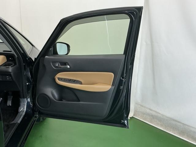 フィット ｅ：ＨＥＶリュクス　ナビ　Ｒカメラ　ブルートゥース　フルセグ　誤発進抑制機能　本革シート　リアカメラ　ＥＴＣ付　ＬＥＤ　シートヒーター　クルーズコントロール　セキュリティアラーム　ＤＶＤ　ＶＳＡ　サイドエアバッグ　ＡＢＳ（49枚目）