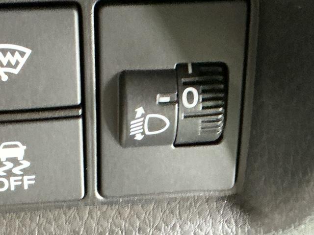 フィット ｅ：ＨＥＶリュクス　ナビ　Ｒカメラ　ブルートゥース　フルセグ　誤発進抑制機能　本革シート　リアカメラ　ＥＴＣ付　ＬＥＤ　シートヒーター　クルーズコントロール　セキュリティアラーム　ＤＶＤ　ＶＳＡ　サイドエアバッグ　ＡＢＳ（57枚目）