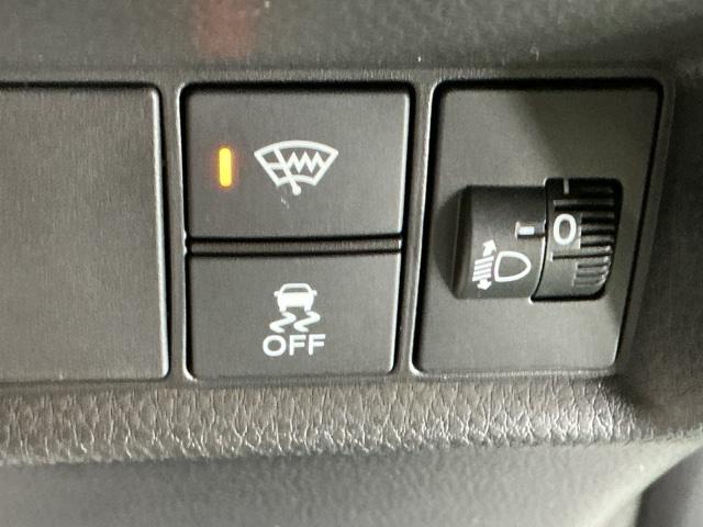 フィット ｅ：ＨＥＶリュクス　ナビ　Ｒカメラ　ブルートゥース　フルセグ　誤発進抑制機能　本革シート　リアカメラ　ＥＴＣ付　ＬＥＤ　シートヒーター　クルーズコントロール　セキュリティアラーム　ＤＶＤ　ＶＳＡ　サイドエアバッグ　ＡＢＳ（68枚目）