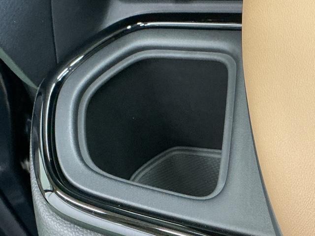 フィット ｅ：ＨＥＶリュクス　ナビ　Ｒカメラ　ブルートゥース　フルセグ　誤発進抑制機能　本革シート　リアカメラ　ＥＴＣ付　ＬＥＤ　シートヒーター　クルーズコントロール　セキュリティアラーム　ＤＶＤ　ＶＳＡ　サイドエアバッグ　ＡＢＳ（70枚目）