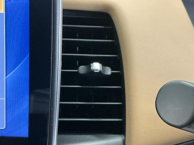 フィット ｅ：ＨＥＶリュクス　ナビ　Ｒカメラ　ブルートゥース　フルセグ　誤発進抑制機能　本革シート　リアカメラ　ＥＴＣ付　ＬＥＤ　シートヒーター　クルーズコントロール　セキュリティアラーム　ＤＶＤ　ＶＳＡ　サイドエアバッグ　ＡＢＳ（72枚目）