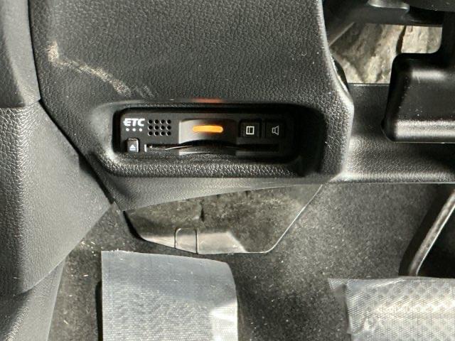 フィットハイブリッド Ｌホンダセンシング　ドラレコ　ナビ　Ｒカメラ　ブルートゥース　軽減ブレーキ　ＬＥＤ　サイドＳＲＳ　横滑り防止　ドライブレコーダー　フルセグテレビ　記録簿　パワーステアリング　盗難防止装置　オートクルーズ　ＥＴＣ車載器（14枚目）