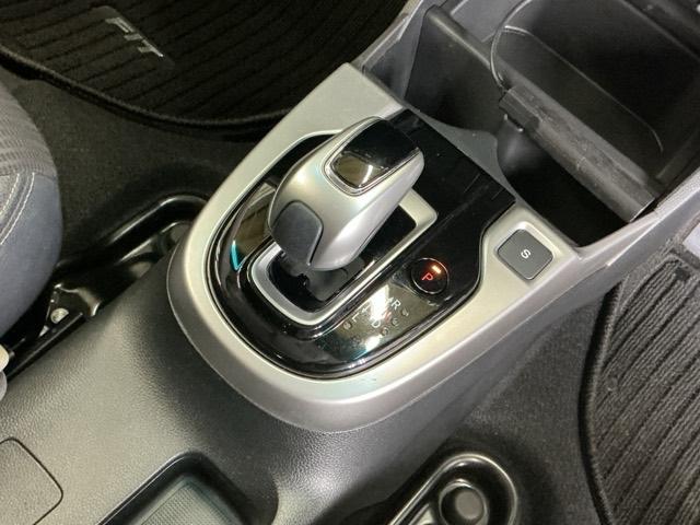 フィットハイブリッド Ｌホンダセンシング　ドラレコ　ナビ　Ｒカメラ　ブルートゥース　軽減ブレーキ　ＬＥＤ　サイドＳＲＳ　横滑り防止　ドライブレコーダー　フルセグテレビ　記録簿　パワーステアリング　盗難防止装置　オートクルーズ　ＥＴＣ車載器（16枚目）