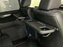 前席背面には格納式のテーブルも装備。食事やスマホ・タブレットでの動画視聴など様々な用途で活躍します。サイドにはちょっとした荷物がかけれる便利なコンビニフック付きです。