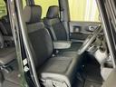 【ベンチシート】運転席と助手席の移動もスムーズ!狭い駐車場での乗り降りや、お子様の乗り降りにも便利です。座席の間にコンソールボックスやドリンクホルダーがないため、車内空間が広く感じます。