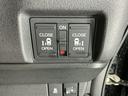 【両側パワースライドドア】です。リモコンや運転席のスイッチ操作で楽々自動開閉。