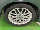 純正アルミホイールです。足元が引き立つので、車全体のイメージがアップしますよ！
