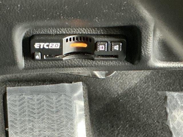 ヴェゼル ｅ：ＨＥＶＺ　ドラレコ　ナビ　Ｒカメラ　ブルートゥース　衝突回避支援ブレーキ機能　スマキ　Ｐトランク　フルオートエアコン　Ｄレコ　エアバッグ　両席エアバック　記録簿付　パワーウィンドウ　ＬＥＤランプ　ソナー　ＵＳＢ（14枚目）