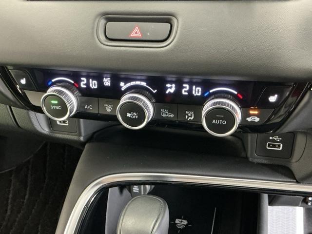 ヴェゼル ｅ：ＨＥＶＺ　ドラレコ　ナビ　Ｒカメラ　ブルートゥース　衝突回避支援ブレーキ機能　スマキ　Ｐトランク　フルオートエアコン　Ｄレコ　エアバッグ　両席エアバック　記録簿付　パワーウィンドウ　ＬＥＤランプ　ソナー　ＵＳＢ（16枚目）