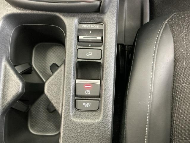 ヴェゼル ｅ：ＨＥＶＺ　ドラレコ　ナビ　Ｒカメラ　ブルートゥース　衝突回避支援ブレーキ機能　スマキ　Ｐトランク　フルオートエアコン　Ｄレコ　エアバッグ　両席エアバック　記録簿付　パワーウィンドウ　ＬＥＤランプ　ソナー　ＵＳＢ（17枚目）