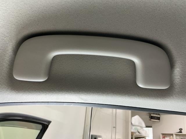 ヴェゼル ｅ：ＨＥＶＺ　ドラレコ　ナビ　Ｒカメラ　ブルートゥース　衝突回避支援ブレーキ機能　スマキ　Ｐトランク　フルオートエアコン　Ｄレコ　エアバッグ　両席エアバック　記録簿付　パワーウィンドウ　ＬＥＤランプ　ソナー　ＵＳＢ（62枚目）