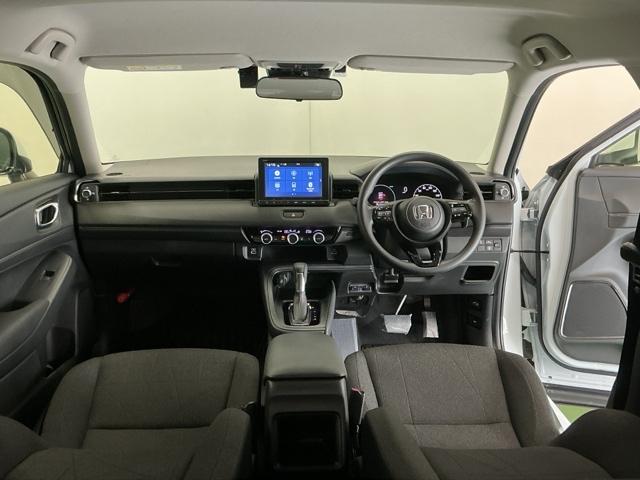 ドライバーを中心に自然に手が届く位置にＡＴセレクトレバーやエアコン、様々な操作スイッチなどを配置、操作性に優れています