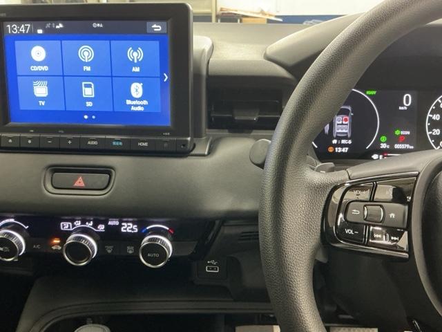 ホンダ純正メモリーナビ搭載なので、遠方へのドライブもお任せ下さい！ステアリング左手側にオーディオ関連のコントロールスイッチを配置しています。操作時は視線を逸らすことなく運転に集中できます