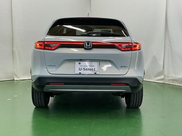 汚れが付着しやすいリヤガラスにはリヤワイパーが付いています。フロントのワイパーがＯＮの時はシフトレバーをリバースに入れるとリヤワイパーがリンクして作動、クリヤーな視界が保てます。