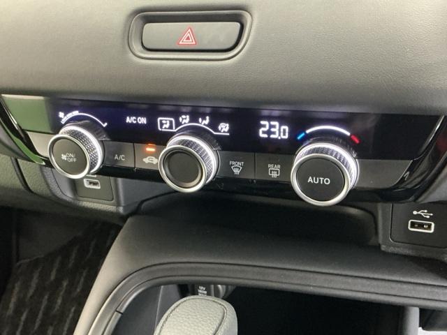 フルオートエアコンは希望の温度設定で風の温度も風量も自動調整で年中快適です