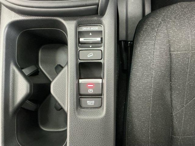 パーキングブレーキはスマートな電子制御式と合わせて渋滞時等にブレーキペダルから足を離しても停車状態を保持してくれるオートブレーキホールド機能で運転が楽になります。スタートはアクセルペダルを踏むだけ