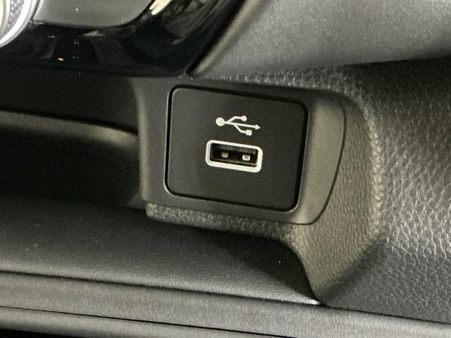 ＵＳＢ入力端子ついてます。ＵＳＢメモリを接続して音楽ファイル、画像ファイル、動画ファイルなどをナビ画面で楽しめます　※一部のディスプレイオーディオ、ＣＤチューナーの場合は音楽ファイルのみとなります