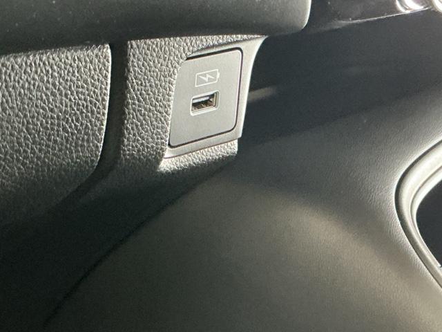 ２．５アンペア急速ＵＳＢチャージャー搭載。スマートフォンなどの充電にとっても便利です