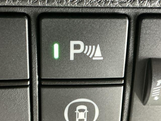 パーキングセンサーシステムは走行中に障害物が迫ると音と表示でお知らせ、低速走行時時の安心感を高めます